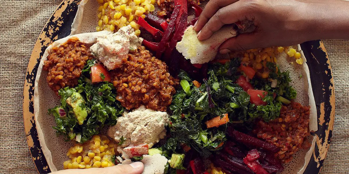 Essen aus einem Teller, der verbindet: Für dich, für uns, für alle. –